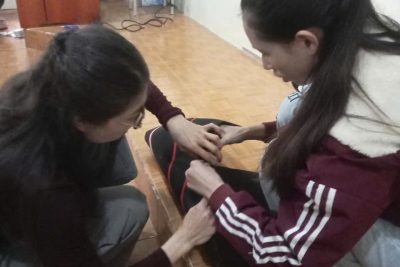 Cô, trò, và phụ huynh lớp 3A tích cực chuẩn bị cho Hội Xuân của trường tổ chức