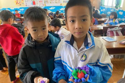 Học sinh lớp 1B Trường tiểu học Trần Hưng Đạo hào hứng với tiết học Mĩ thuật.