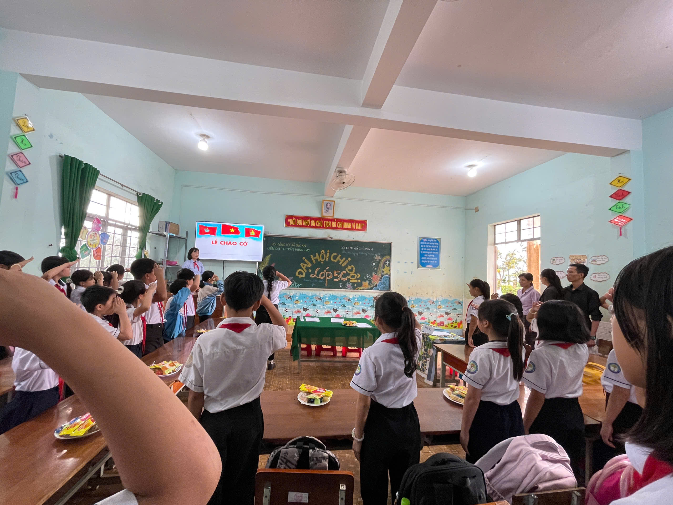 Lễ chào cờ trang nghiêm trong Đại hội chi đội 5C